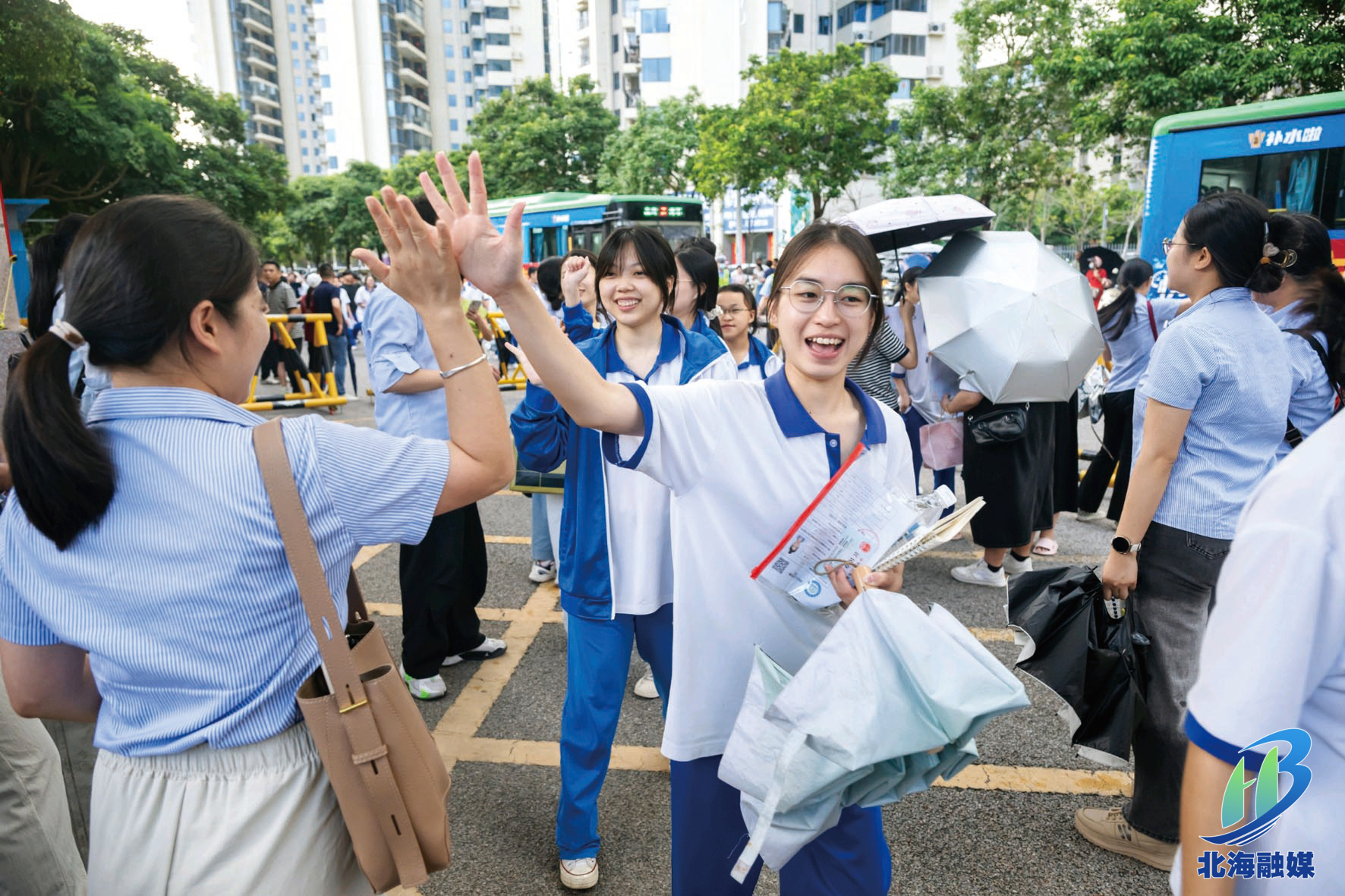 交警护航 老师鼓励 家长祝福 多方合力为高考考生撑起“安心伞”